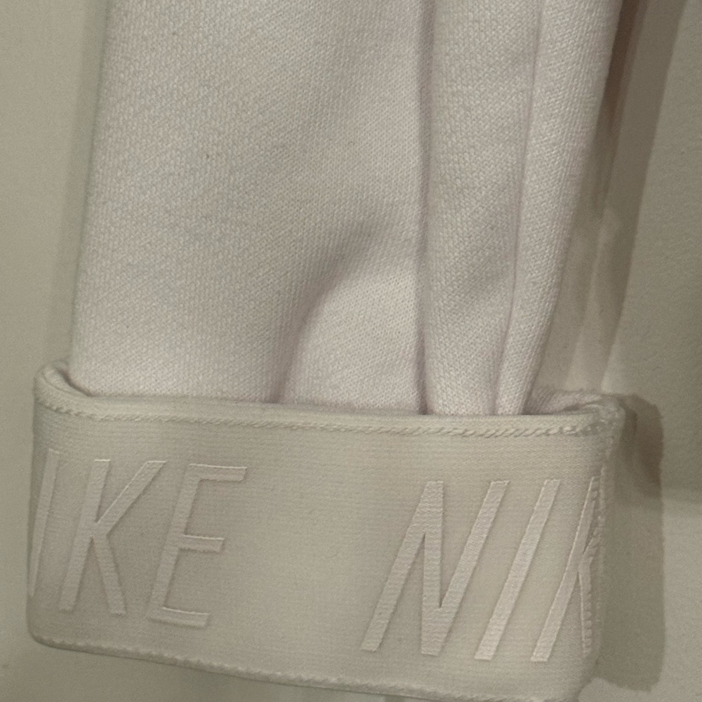 Nike Women's White Dri-FIT Therma Sphere Element Cropped Crewneck Sweatshirt - Picture 4 of 9